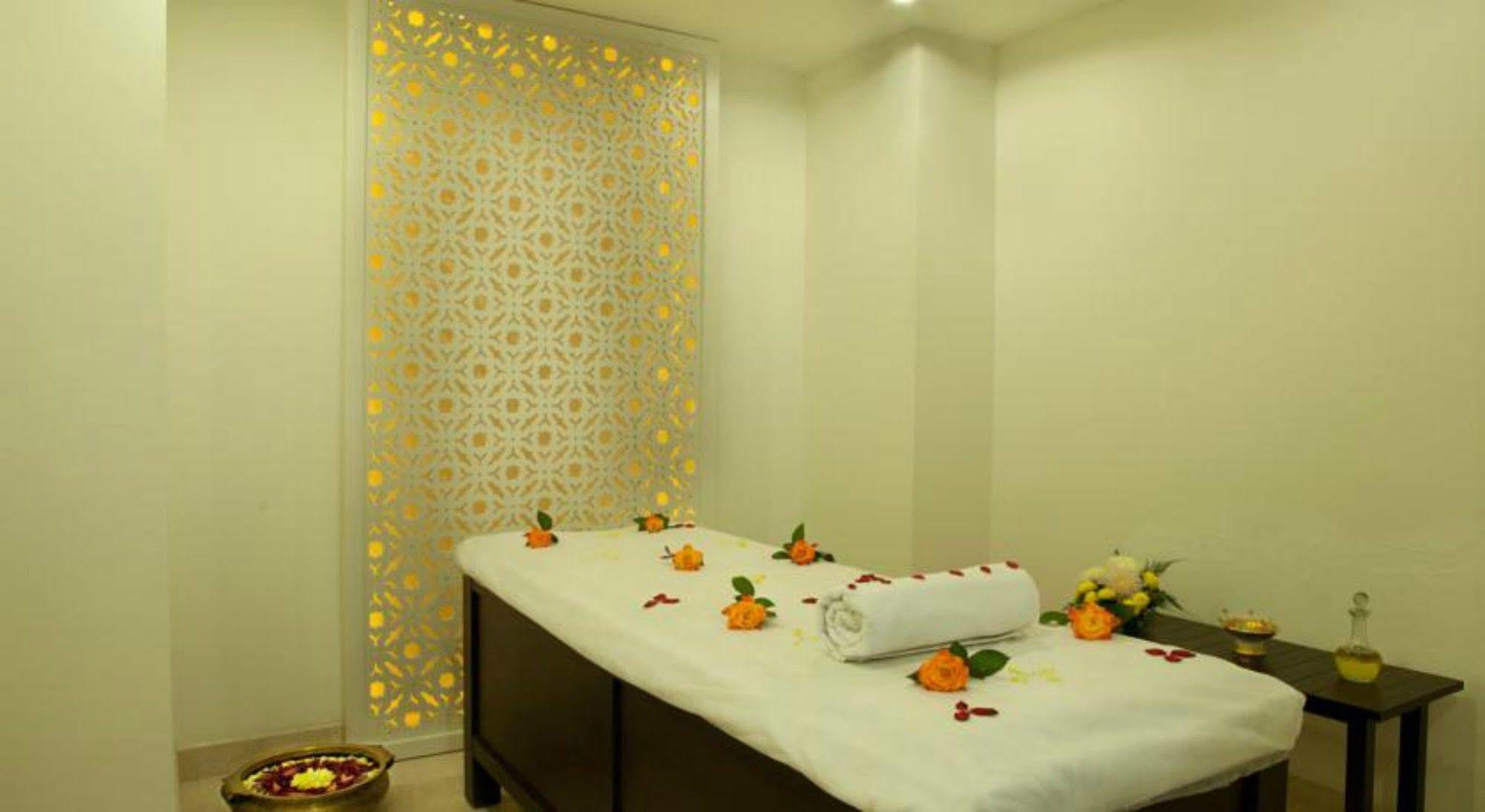 Lemon Tree Hotel, Gachibowli, Hyderabad Exterior foto